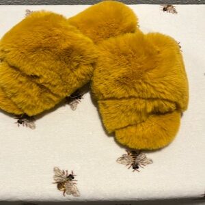 Aerie size 7 gold /yellow in color slippers cozy, comfortable slippers
